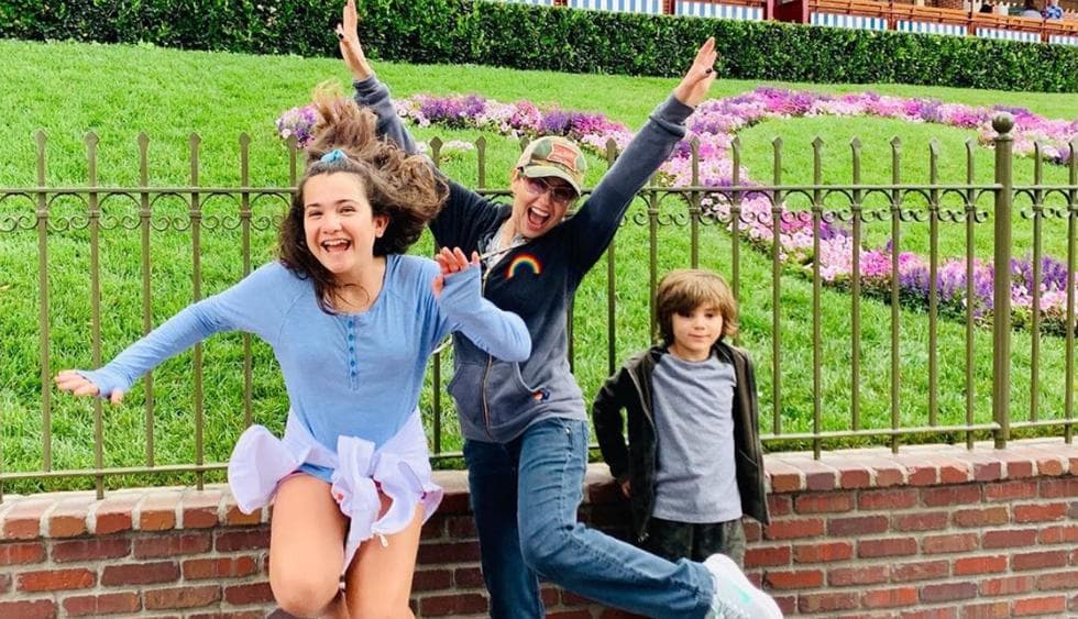 "
<b>Están totalmente opuestos a lo que papá y mamá hacen</b>, no le interesa en lo más mínimo […] No les interesa, o sea no, les choca", dijo respecto a que su hija Sabrina tampoco muestra interés por ser cantante.
<br>