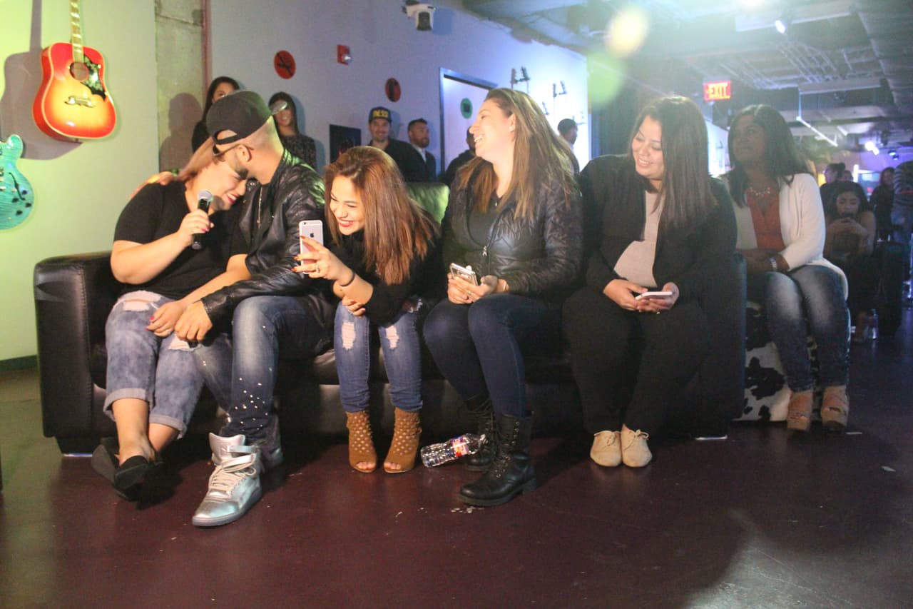 Junto a sus amigas, ella interpretó el coro femenino de la canción Dime Porque.