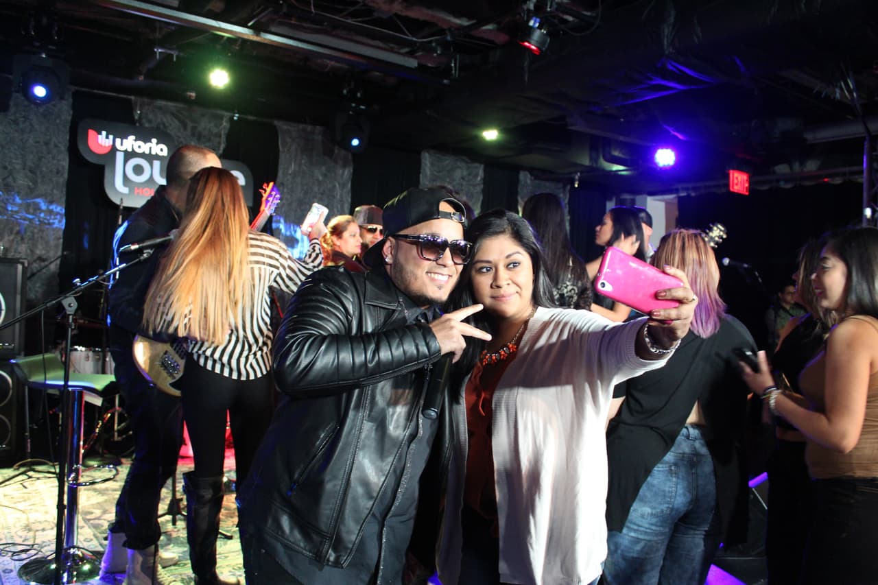 Pero ellos no se fueron hasta que todos los asistentes tuvieron su selfie o foto.