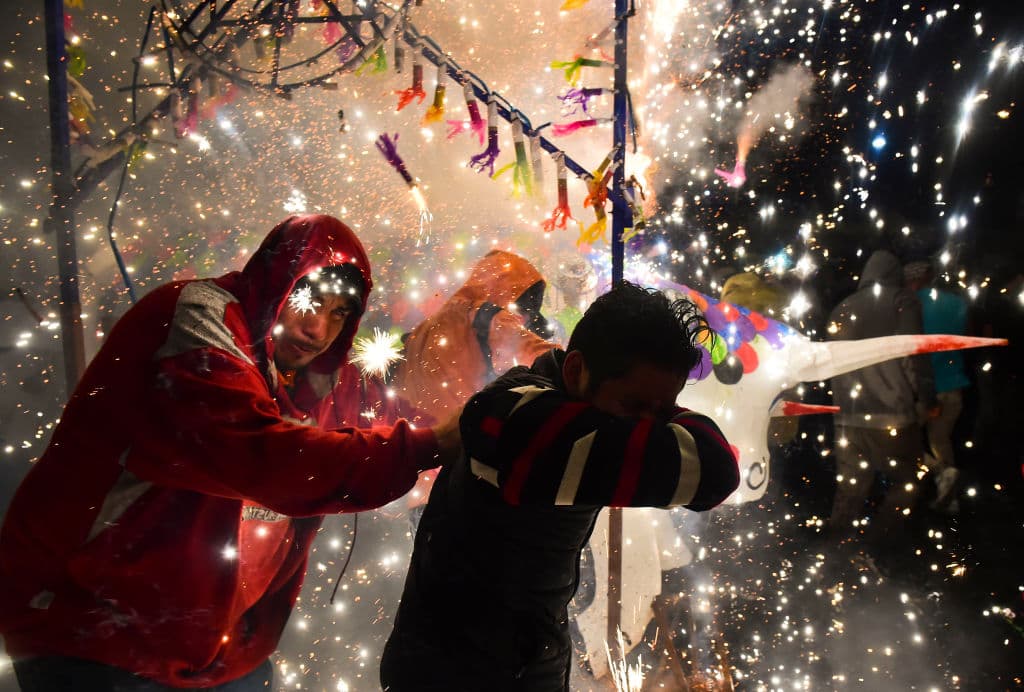 El gobierno local de Tultepec decidió seguir adelante con su fiesta anual para reflejar sus tradiciones pirotécnicas y alejarse de las tragedias que enlutaron el municipio. "El ayuntamiento de Tultepec siempre será promotor de las tradiciones que dan identidad y renombre a nuestro municipio", dijo el presidente municipal, Armando Portuguez, citado por el diario
<b><a href="http://www.eluniversal.com.mx/articulo/metropoli/edomex/2017/02/28/preparan-feria-nacional-de-pirotecnia-en-tultepec">El Universal</a></b>. (Getty Images)