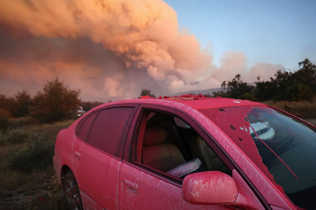 Algunos vehículos de personas que tuvieron que desalojar la zona llevaban la huella del líquido antiinflamable arrojado por los bomberos en su lucha contra el incendio Nixon.