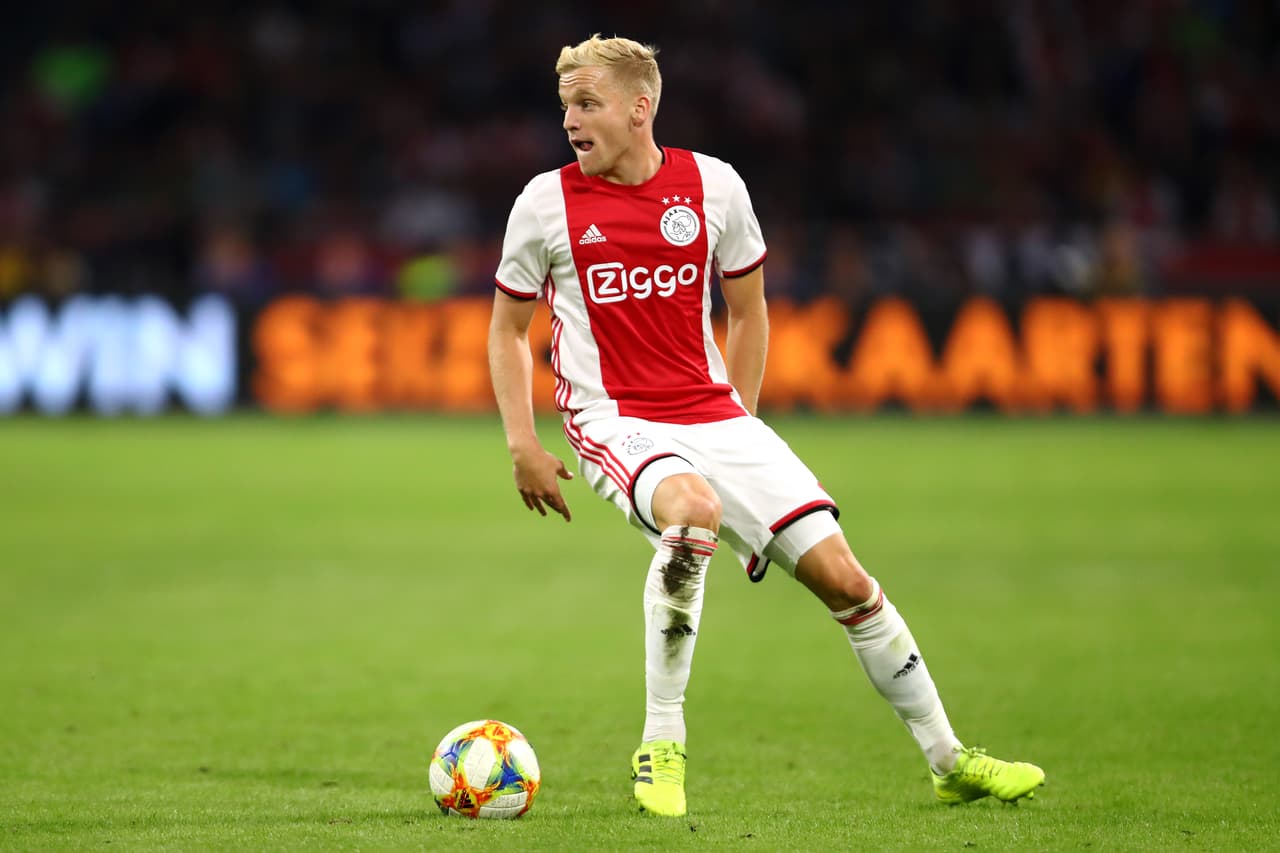 Donny van de Beek. Ajax. Columna vertebral de conjunto neerlandés, el mediocampista es un motor andando.