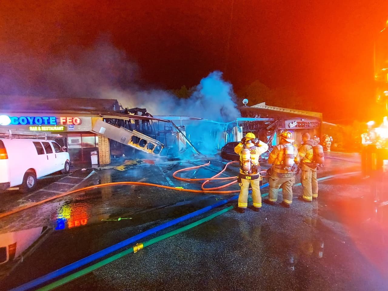 No se han reportado heridos relacionados con el incendio y las autoridades dicen que no se encontró a nadie en ninguno de los negocios durante los registros.