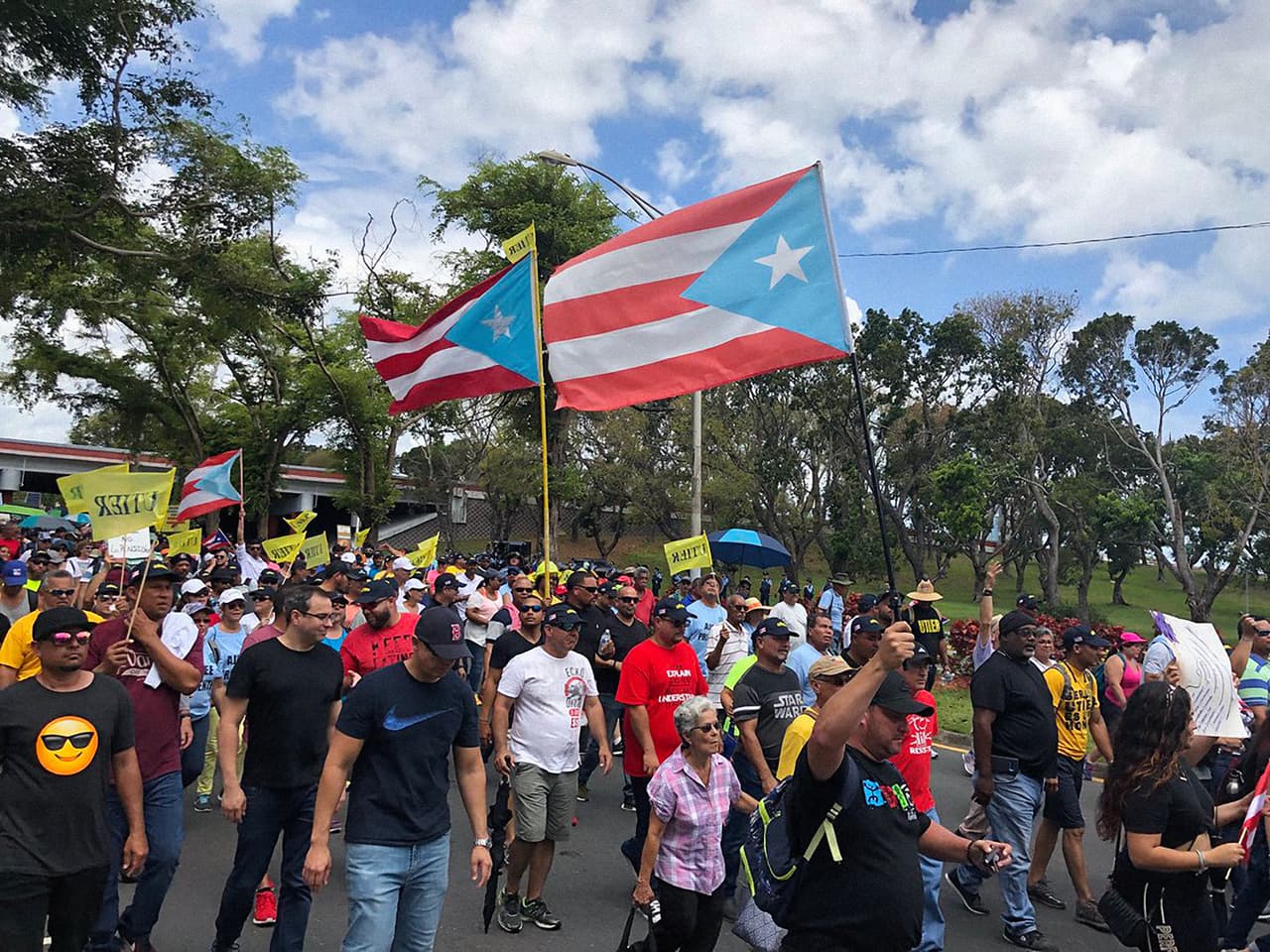 Este martes, Día del Trabajador, cientos de puertorriqueños decidieron protestar y declarar un paro nacional como consecuencia de un paquete de medidas anunciadas por el gobernador de la isla, Ricardo Rosselló, y la Junta de Supervisión Fiscal. Entre los anuncios que
<b>critican están el recorte de pensiones, el cierre de escuelas y el lento esfuerzo de recuperación tras la devastación que dejó septiembre de 2017 el huracán María.</b> (Foto del Twitter de la alcaldesa de San Juan, Carmen Yulin Cruz)