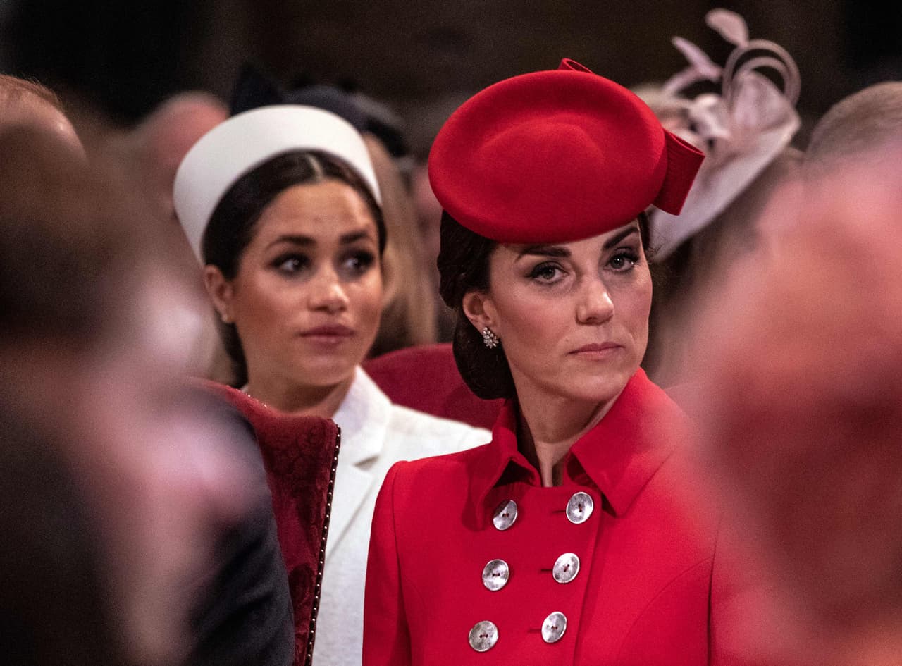 La tensión no ha sido exclusiva entre los hermanos. En la entrevista con Oprah, Meghan Markle reveló que su cuñada, Kate Middleton,
<b> <a href="https://www.univision.com/famosos/kate-middleton-hizo-llorar-a-meghan-markle-por-vestidos-ninas-de-las-flores-en-su-boda" target="_blank">la hizo llorar</a></b> solo días antes de su boda con Harry en mayo de 2018. 
<br>