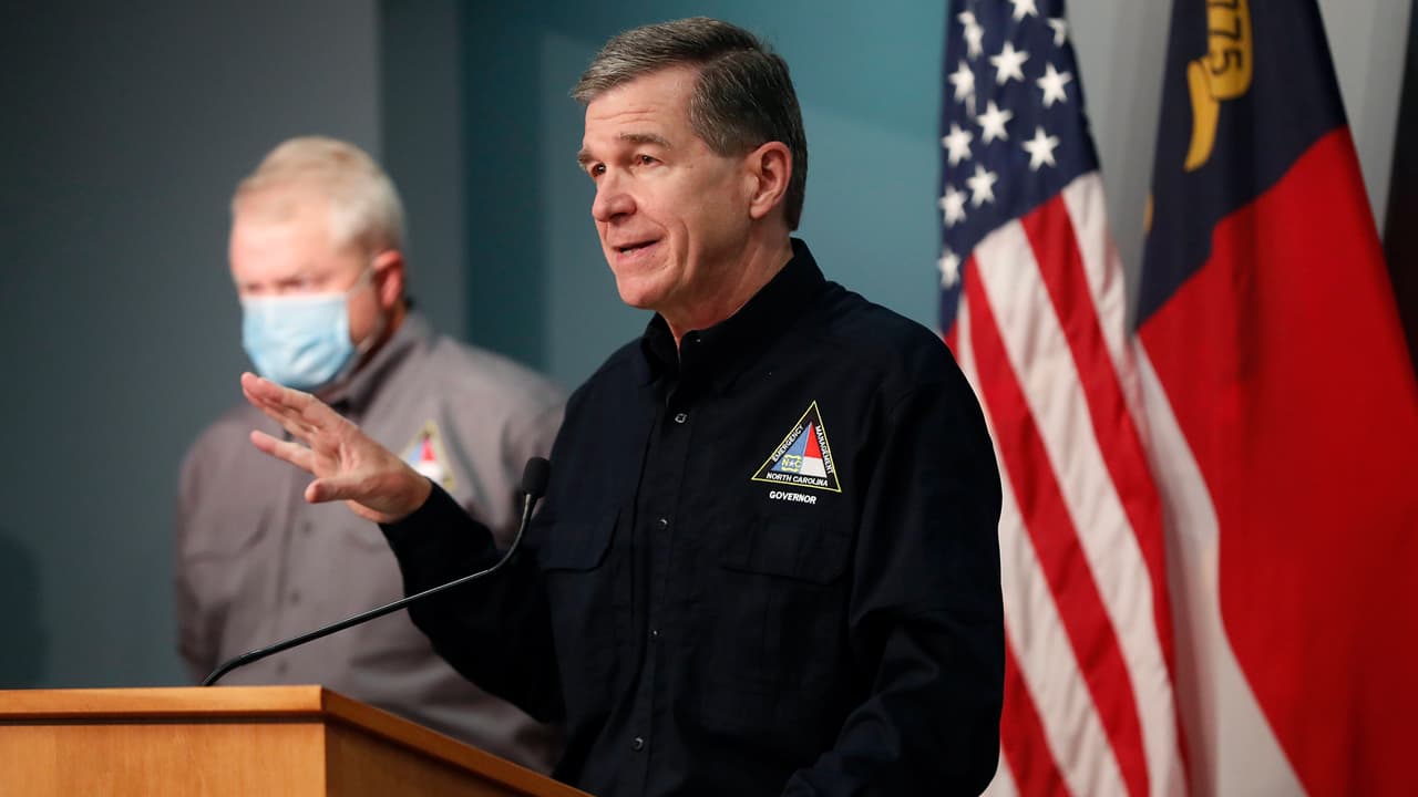 “Los residentes y visitantes de NC deben estar atentos al pronóstico de esta tormenta”: Roy Cooper sobre Elsa