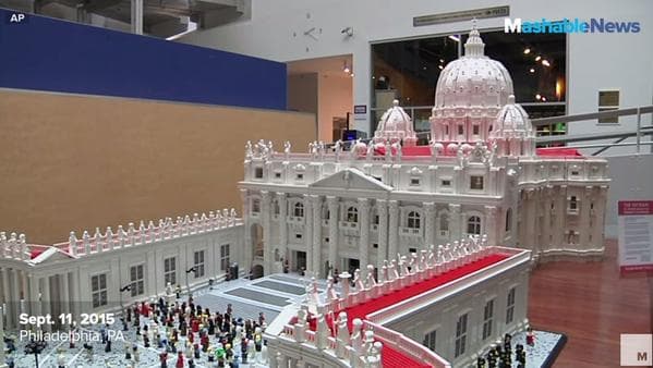 Durante 10 meses el sacerdote Bob Simon construyó una réplica del Vaticano con un millón de piezas de Lego. La maqueta recrea la Plaza de San Pedro y al papa Francisco desde su balcón. La obra está expuesta en el museo de ciencia en Filadelfia.