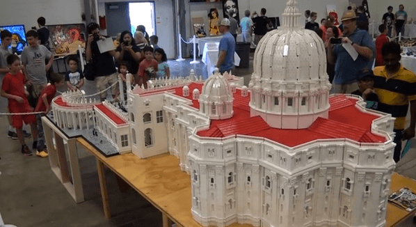 Durante 10 meses el sacerdote Bob Simon construyó una réplica del Vaticano con un millón de piezas de Lego. La maqueta recrea la Plaza de San Pedro y al papa Francisco desde su balcón. La obra está expuesta en el museo de ciencia en Filadelfia.