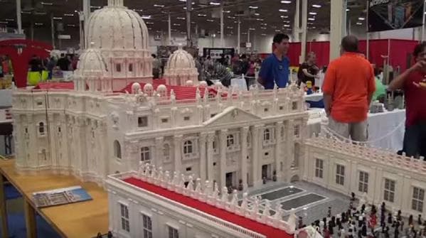 Durante 10 meses el sacerdote Bob Simon construyó una réplica del Vaticano con un millón de piezas de Lego. La maqueta recrea la Plaza de San Pedro y al papa Francisco desde su balcón. La obra está expuesta en el museo de ciencia en Filadelfia.