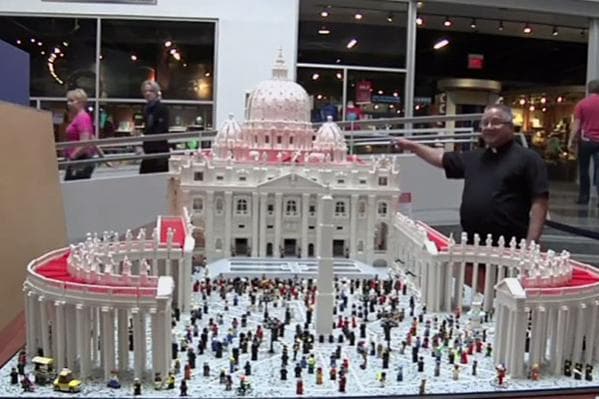 Durante 10 meses el sacerdote Bob Simon construyó una réplica del Vaticano con un millón de piezas de Lego. La maqueta recrea la Plaza de San Pedro y al papa Francisco desde su balcón. La obra está expuesta en el museo de ciencia en Filadelfia.