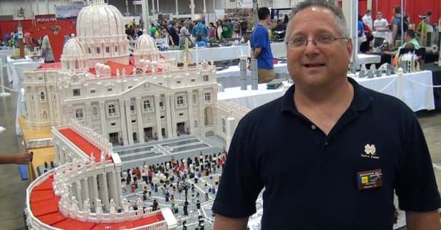Durante 10 meses el sacerdote Bob Simon construyó una réplica del Vaticano con un millón de piezas de Lego. La maqueta recrea la Plaza de San Pedro y al papa Francisco desde su balcón. La obra está expuesta en el museo de ciencia en Filadelfia.