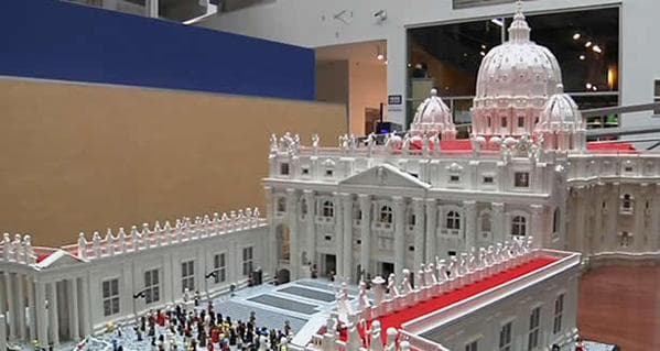 Durante 10 meses el sacerdote Bob Simon construyó una réplica del Vaticano con un millón de piezas de Lego. La maqueta recrea la Plaza de San Pedro y al papa Francisco desde su balcón. La obra está expuesta en el museo de ciencia en Filadelfia.