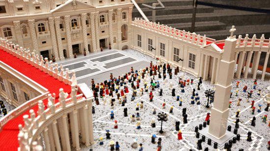 Durante 10 meses el sacerdote Bob Simon construyó una réplica del Vaticano con un millón de piezas de Lego. La maqueta recrea la Plaza de San Pedro y al papa Francisco desde su balcón. La obra está expuesta en el museo de ciencia en Filadelfia.o