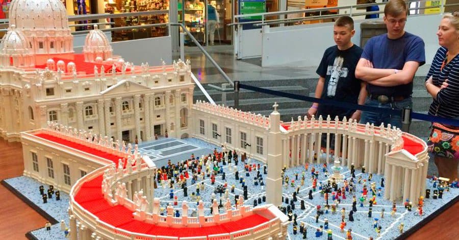 Durante 10 meses el sacerdote Bob Simon construyó una réplica del Vaticano con un millón de piezas de Lego. La maqueta recrea la Plaza de San Pedro y al papa Francisco desde su balcón. La obra está expuesta en el museo de ciencia en Filadelfia.