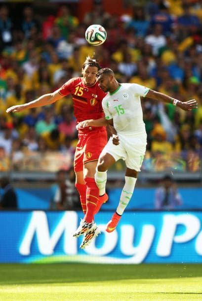 Daniel Van Buyten de Bélgica y El Arbi Hillel Soudani de Argelia pelean un cabezazo durante la Copa Mundial.