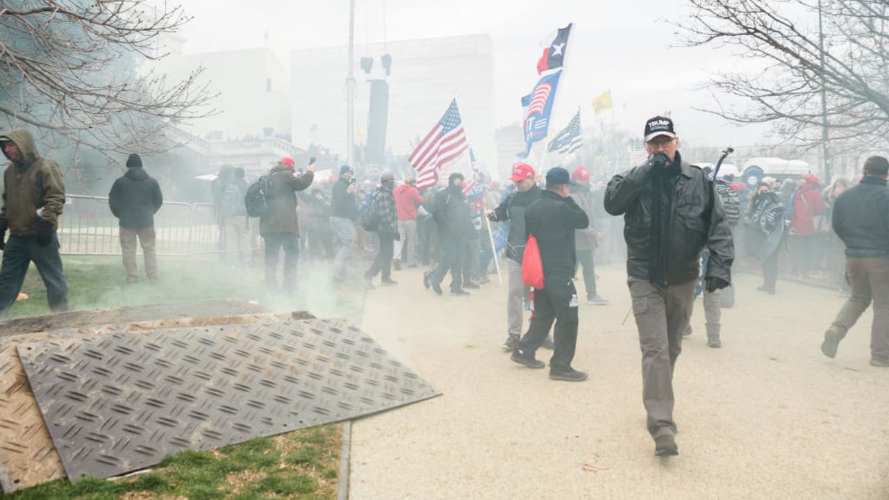 La alcaldesa de Washington DC, Muriel Bowser, informó que una mujer y dos hombres fallecieron tras sufrir emergencias médicas en terrenos del Capitolio. La otra víctima perdió la vida luego de ser baleada cuando simpatizantes de Trump irrumpieron violentamente en el lugar. Por otro lado, 40 personas han sido arrestadas por no cumplir el toque de queda que se estableció en la capital del país. 
<b><a href="https://www.univision.com/noticias/elecciones-en-eeuu-2020/6-de-enero-congreso-cuenta-votos-electorales-joe-biden-donald-trump-elecciones" target="_blank">Más información aquí</a></b>.