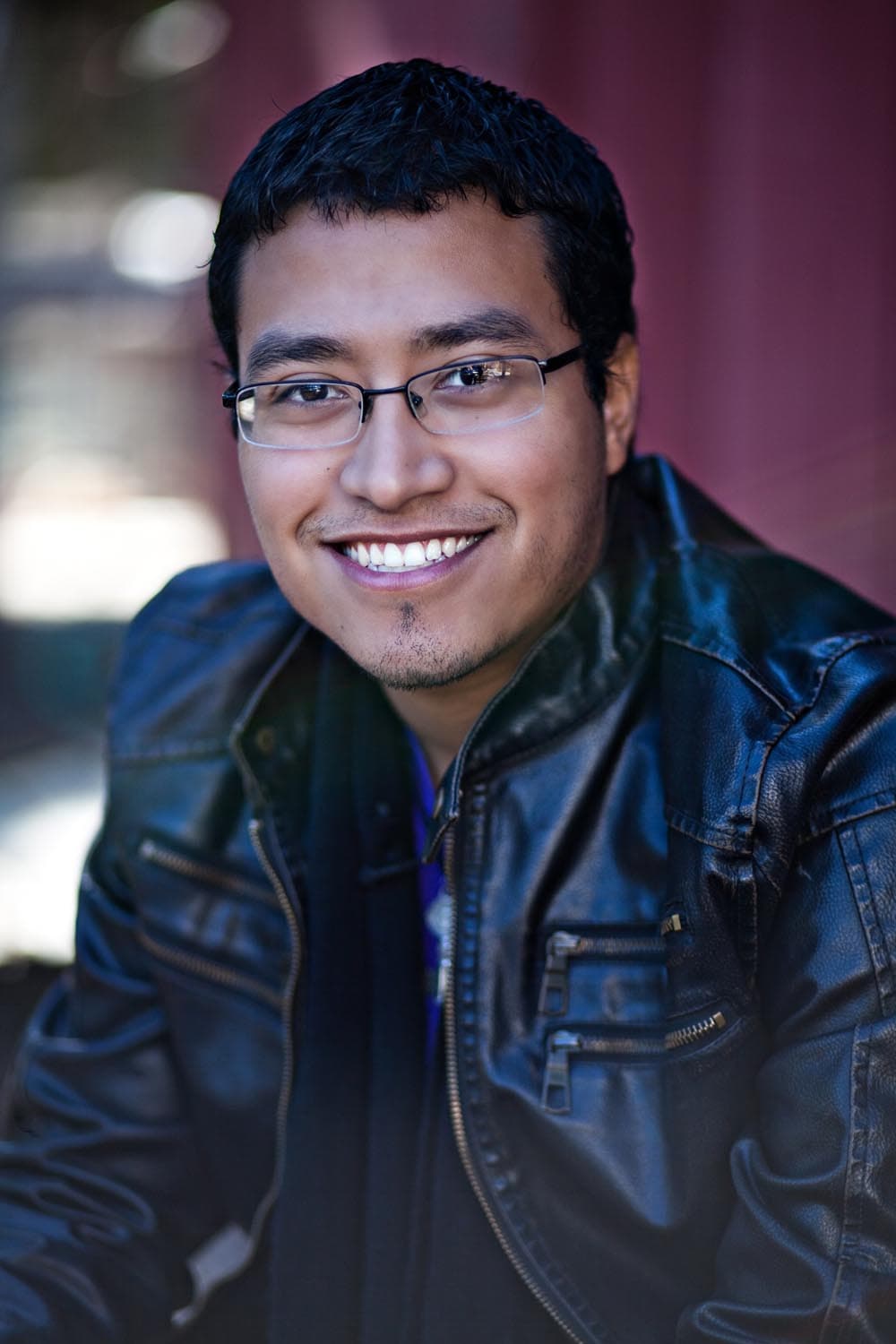 <b>Abel Ibarra, estudiante de la Universidad de Texas</b>: “Soy el tipo de persona que siempre tenía una sonrisa. Pero estaba escondiendo todo. Llegué a un punto en el que empecé a tener pensamientos suicidas y luego decía: 'No, eso es loco. Yo nunca haría eso'. Pero no era yo mismo. Pasaba por puentes y pensaba: puedo saltar ahora mismo, y por alguna razón algo siempre me contenía. Hubo un tiempo en el que me paraba ahí y pensaba: '¿De verdad quiero hacer esto ahora?' Siempre tenía esa lucha interna: '¿Merezco estar en este mundo ahora? ¿Me extrañarán?' Fui a terapia y luego hasta llamé a líneas de ayuda telefónica porque a veces necesitaba que alguien me escuchara. Siempre es así, estás feliz y de pronto, en segundo, ya no lo estás. Cuando comencé a tener mayor control me dije: tengo que luchar contra esto y comencé a buscarle un propósito a mi vida, por eso cuento mi historia”.