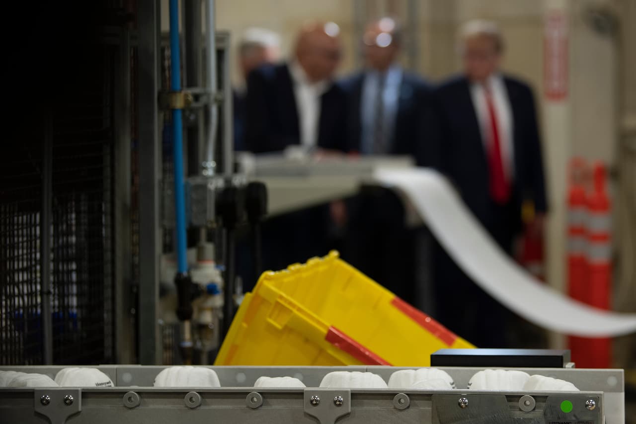 El presidente Donald Trump llegó este martes a Phoenix para visitar la planta Honeywell, una empresa multinacional dedicada a la construcción de motores para aviones que dio un giro a su producción para elaborar máscaras N-95 que necesita el personal médico y de primera línea en medio de la pandemia del coronavirus.