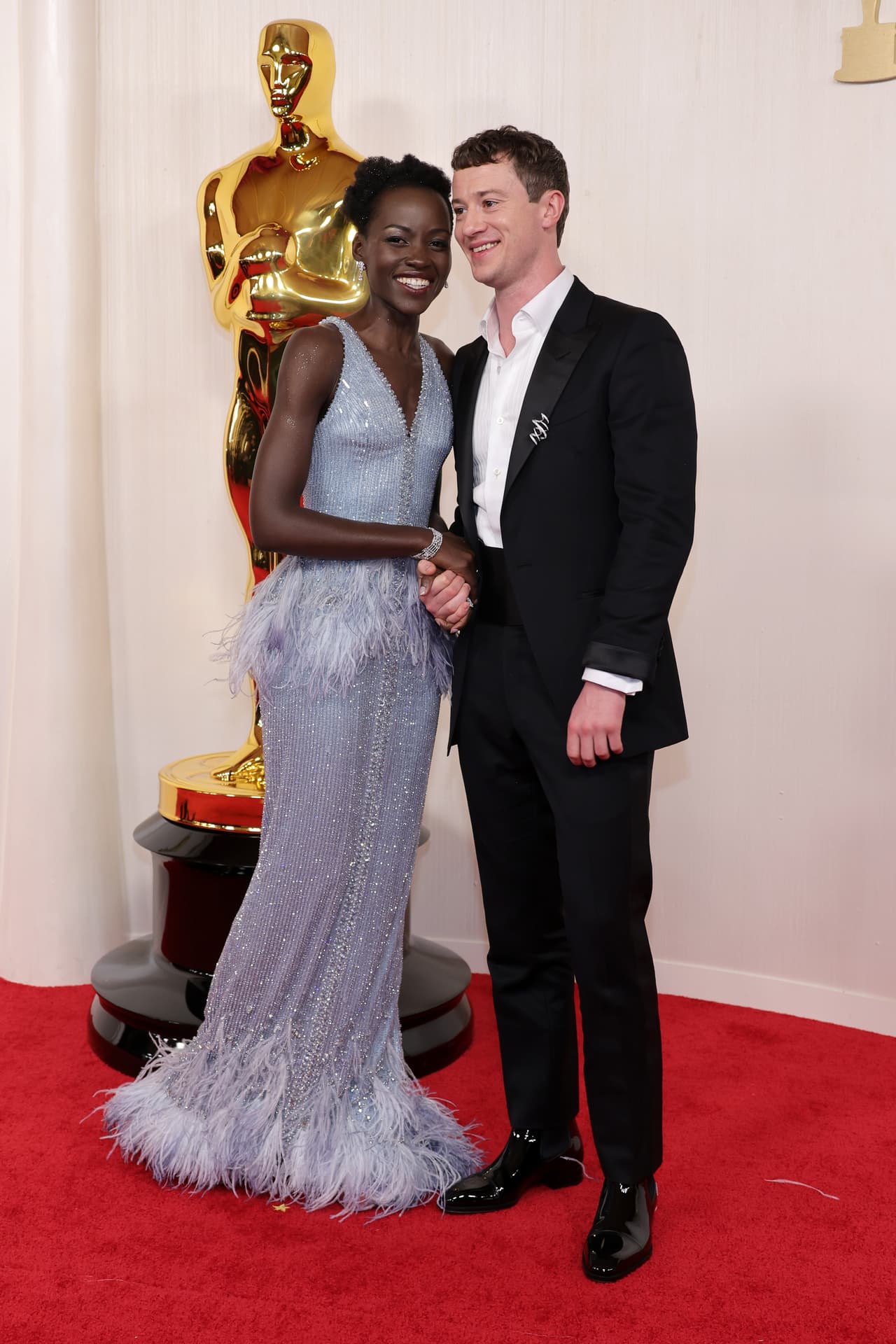 Lupita Nyong’o y Joseph Quinn en los Premios Oscar 2024.
