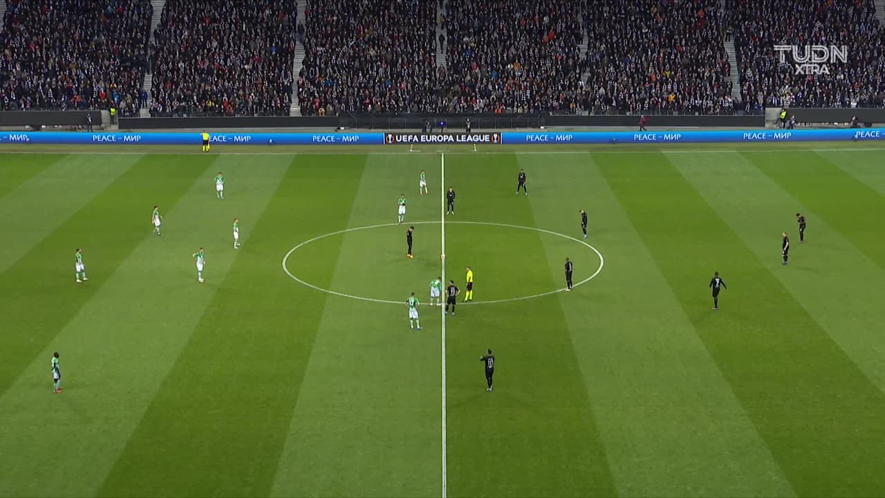 Arranca el partido y la pelota está en juego.