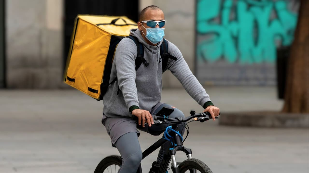 <b>Vestimenta y protección personal: </b>Vistan ropa ligera y transpirable de colores claros que facilite la regulación térmica.
<b> Utilicen gafas de sol para proteger sus ojos del deslumbramiento y del daño solar. </b>Apliquen protector solar de amplio espectro con un FPS de 30 o más en todas las áreas expuestas de la piel y reapliquen 
<b>cada dos horas o más frecuentemente si sudan.</b>