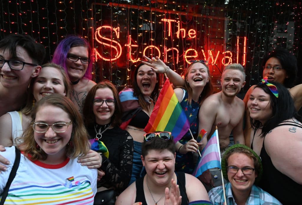 La foto más preciada: sonrisas, banderas arcoíris y de fondo, el Stonewall Inn. Los miembros de la comunidad LGBT están concientes del largo camino que falta por recorrer en la lucha por la discriminación, pero aún así, continúan en la batalla por conseguirlo.