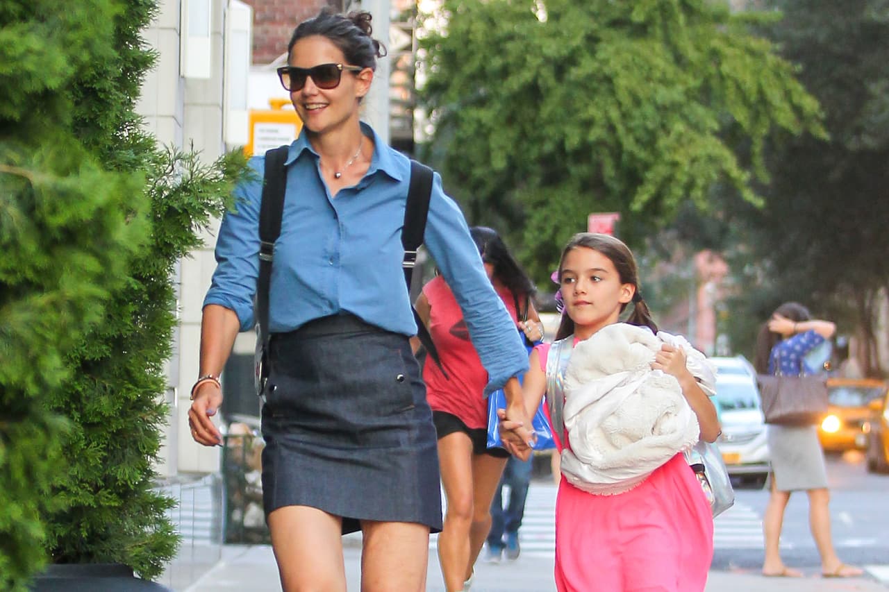 Katie Holmes recoge a Suri Cruise tras una 'play date'.