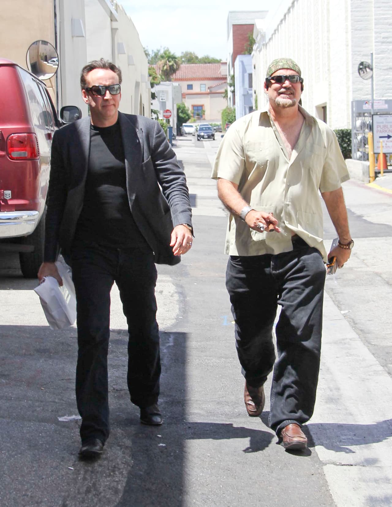 Nicolas Cage paseando junto a su hermano que parece guardaespaldas.