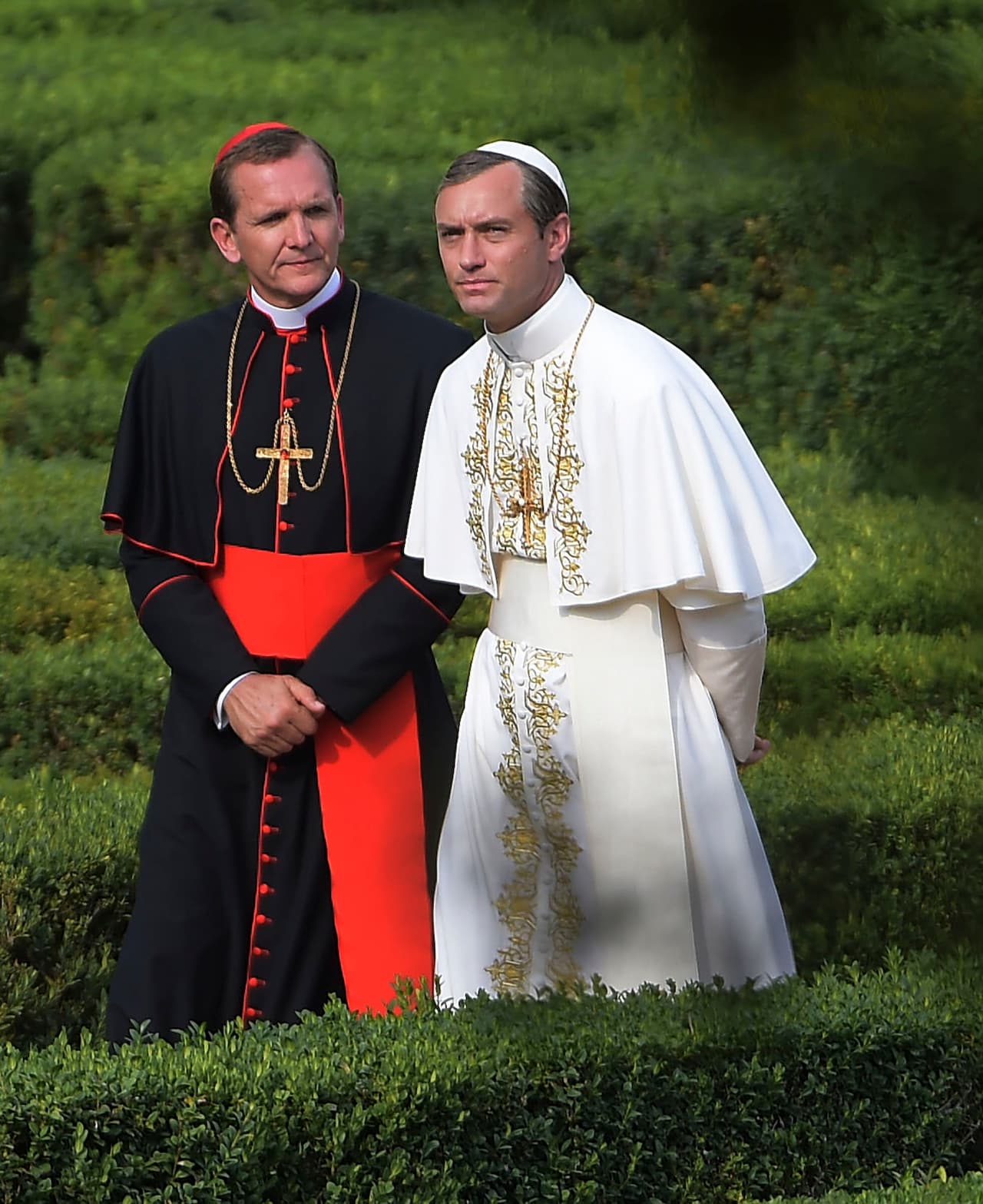 Jude Law vestido como Papa en su nuevo proyecto.