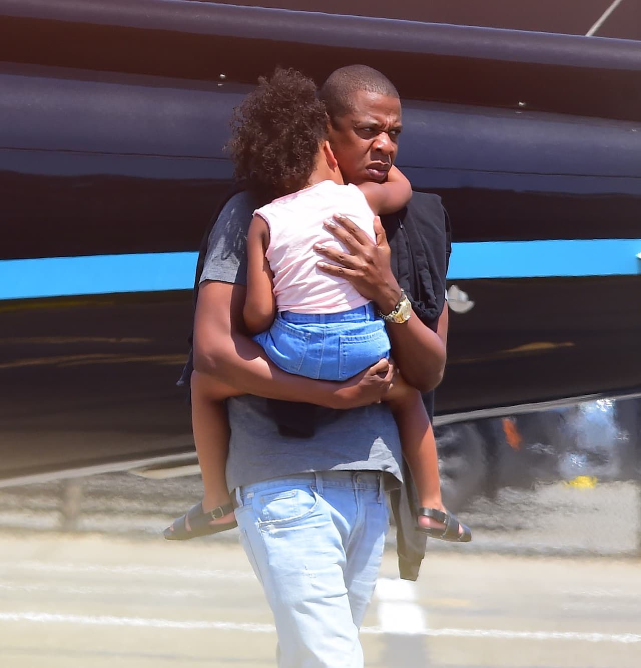 Mientras tanto, Jay Z se quedó atrás cargando a la pequeña Blue Ivy.