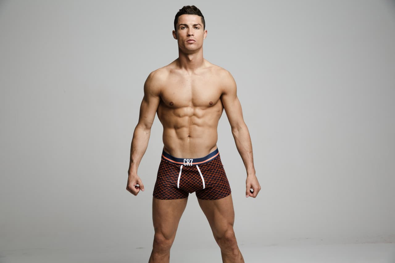 ¡AY! Cristiano Ronaldo no smuestra su nueva línea de ropa interior.