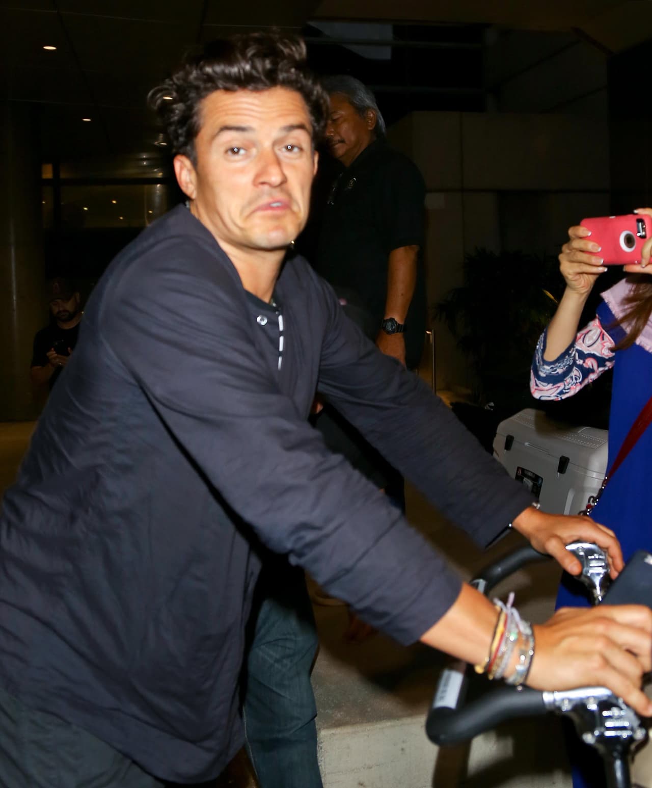 Orlando Bloom con carita de que ya perdió el avión.