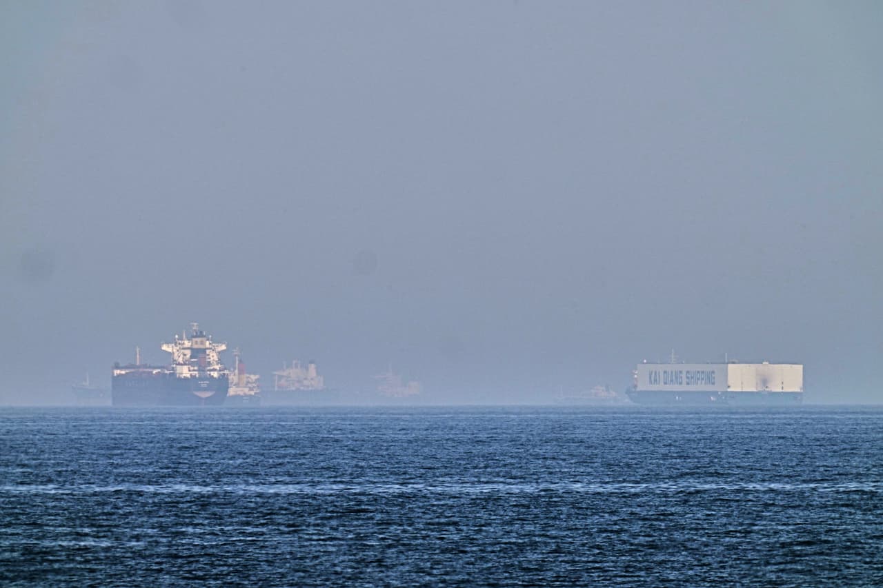 EEUU dispara contra buques petroleros iraníes en el estrecho de Ormuz 