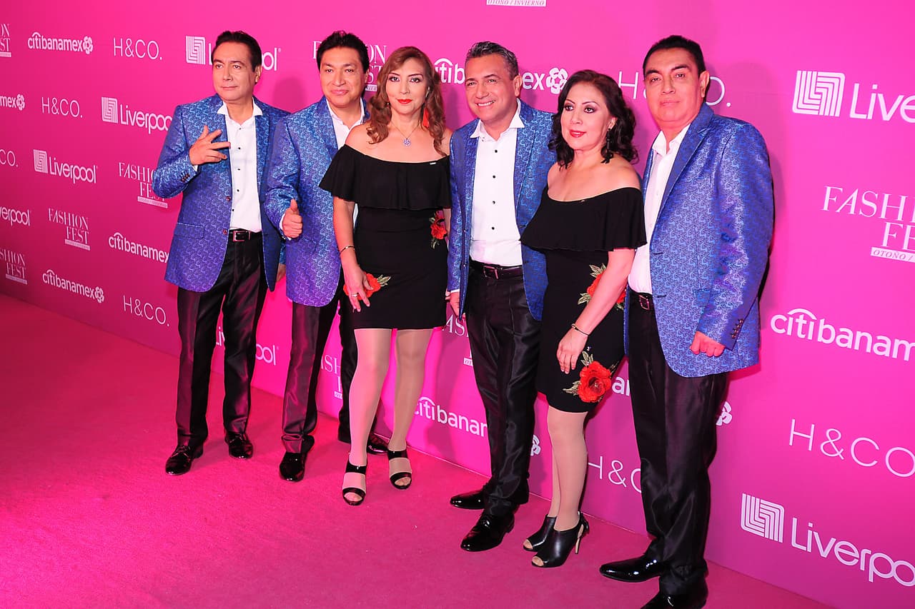 De acuerdo con información del diario 
<a href="https://www.maspormas.com/especiales/origenes-de-los-angeles-azules/" target="_blank">Más Por Más</a>, Porfirio Mejía y Martha Avante, padres de los integrantes de la agrupación, ayudaron a sus hijos con la compra de los instrumentos con dinero que ganaban como chofer de transporte y lavando ropa ajena.
<br>