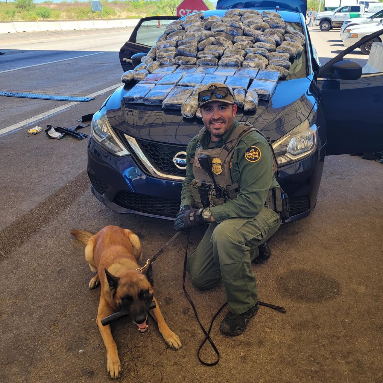 La droga incautada y el perro entrenado que logró detectar el contrabando en el puesto de revisión.