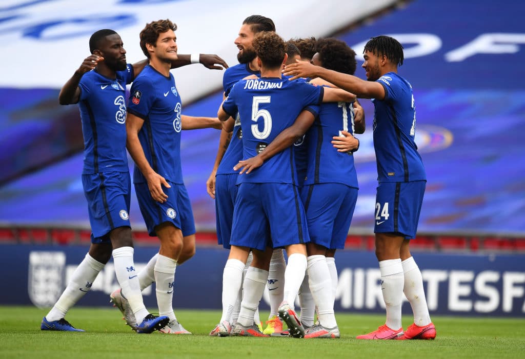 Manchester United 1-3 Chelsea | Oliver Giroud (45+11’) adelantaba a los de Lampard. Mount (46’) hizo el segundo y Maguire (74’) sepultó a los de Manchester con un autogol. El descuento llegó de los botines de Bruno Fernandes quien cobró una pena máxima. Chelsea se enfrentará al Arsenal en la final de la FA Cup, una de las competiciones más añejas del futbol mundial.