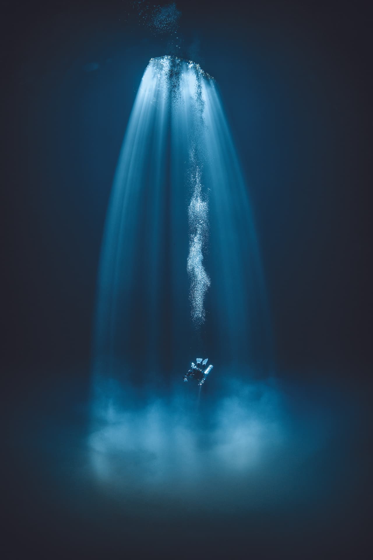 Un cenote en la playa de Puerto Morelos, México, funciona como un gran tragaluz que ilumina un amplio espacio bajo el agua. Fue la imagen ganadora en la categoría ‘gran angular’.