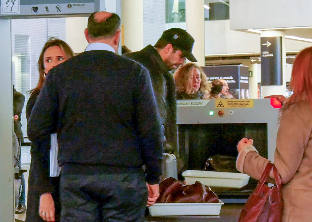 El 30 de noviembre las periodistas Laura Fa y Lorena Vázquez compartieron en su podcast 'Mamarazzis' que Shakira se iría a Miami con sus hijos "después de las 
<b>vacaciones escolares de Navidad</b>". 
<br>