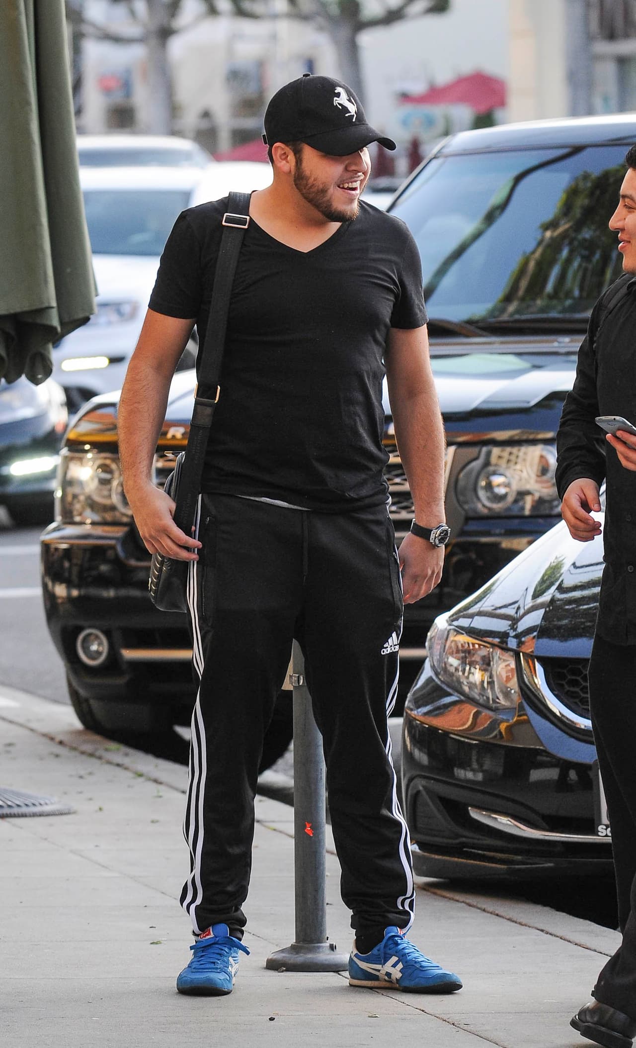 Cabe destacar que la casa en la que fue grabado el clip, a se colocaron sellos de clausura debido a que en 2014 se enfrentaron a balazos agentes de la Fuerza Única Metropolitana y presuntos integrantes del Cártel Jalisco Nueva Generación.