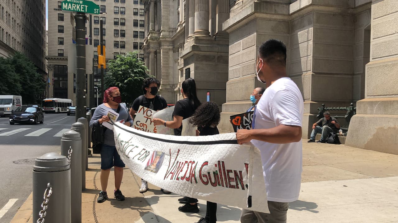 Durante la manifestación, también se mencionó la lucha por el cierre de los centros de detención de inmigrantes. “Es una vergüenza para 
<a href="https://www.univision.com/local/philadelphia-wuvp/piden-cierre-de-centro-de-detencion-berks-para-familias-inmigrantes">Filadelfia </a>q ue, siendo una ciudad santuario, tengamos un centro de detención donde nuestras muejres son encarceladas y violadas”, dijo Olivia Ponce. 
<br>