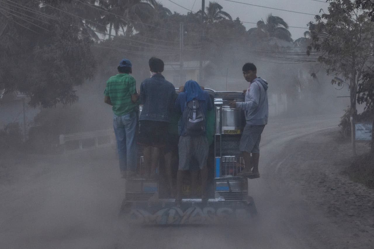 Residentes de Lemery abandonan el pueblo cubierto de material volcánico. Una vez que el viento apartó las nubes de ceniza de Manila, y tras una operación de limpieza, las autoridades reabrieron parcialmente el aeropuerto principal, que había sido cerrado. El volcán Taal forma parte de una cadena volcánica que se extiende por la región occidental de la isla de Luzón.