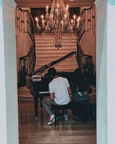 De acuerdo con su cuenta en dicha red social, Sebastián empezó a publicar imágenes en compañía de Ximena desde finales de abril, aunque lo hizo sin mostrar el rostro de ella.