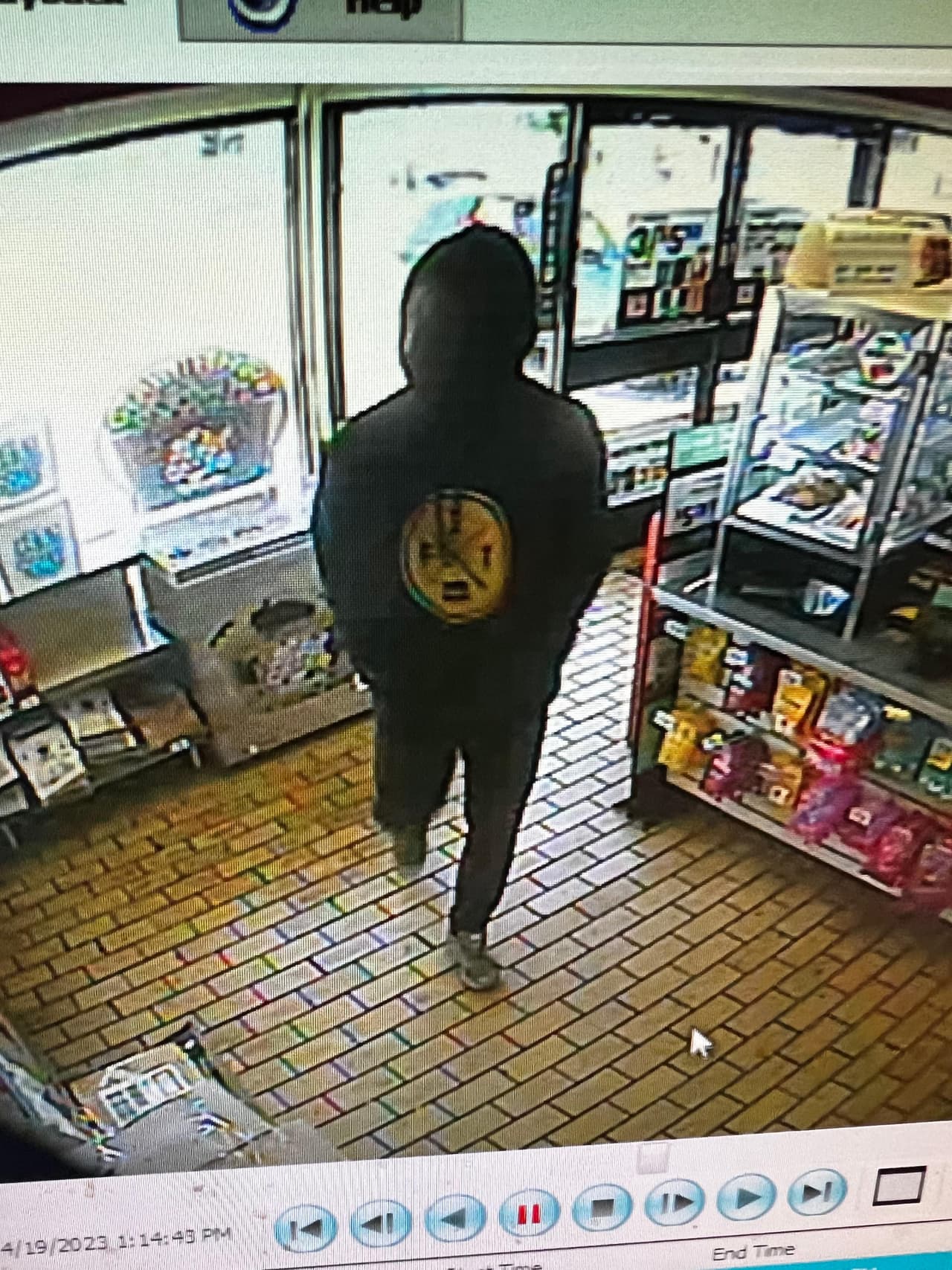 La policía está investigando varios atracos en serie en tiendas de conveniencia en DC, Maryland y Virginia.