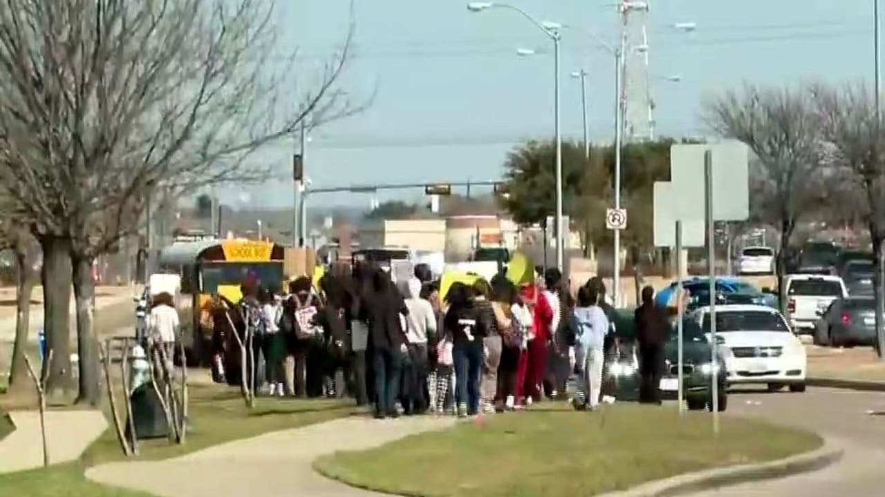 Protesta estudiantil en Mansfield pide el fin de operativos de ICE