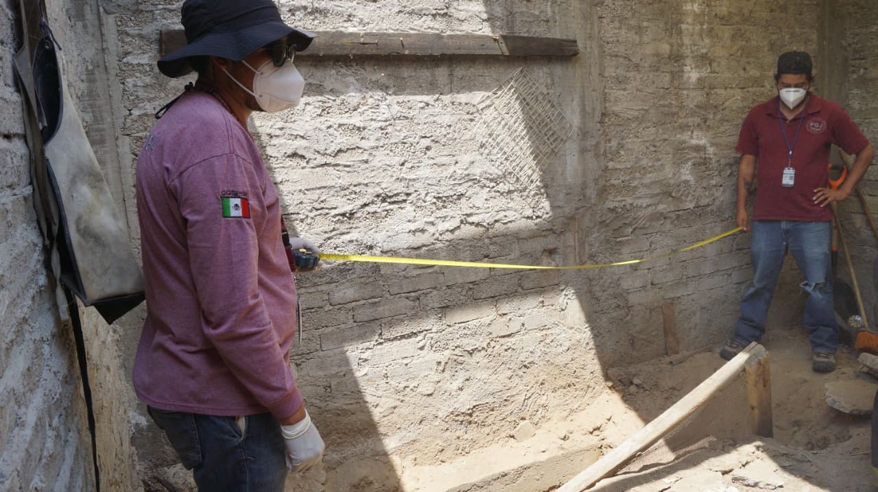 Aunado al hallazgo del cuerpo de la mujer, las autoridades encontraron en el cateo de la casa más restos óseos y otras evidencias por lo que
<b>el sospechoso de asesinato y canibalismo pudiera tener más cargos en su contra. </b>
<br>