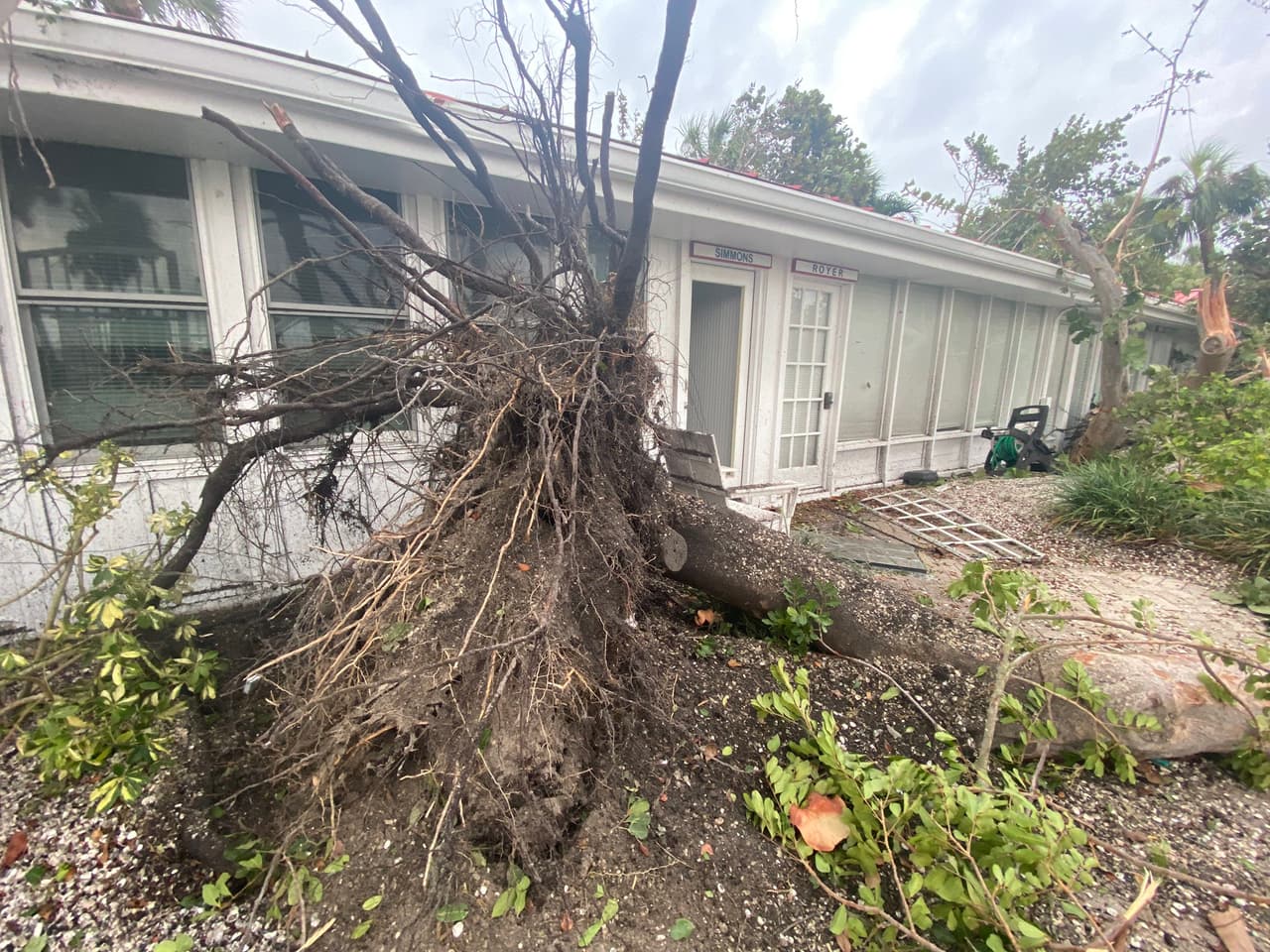 Al menos dos casas fueron afectadas en Eldorado Avenue en Clearwater Beach.