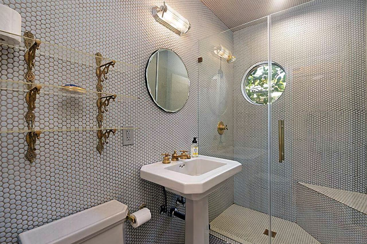 También tiene dos baños en tonalidades grises. 
<br>