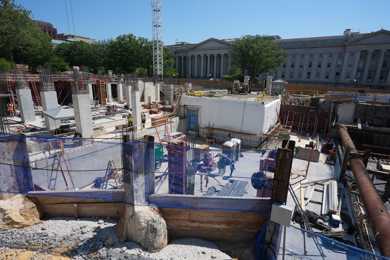 Se puede observar la obra en construcción del salón de baile mientras el presidente Donald Trump recorre la zona de la Casa Blanca, el martes 19 de mayo de 2026, en Washington.