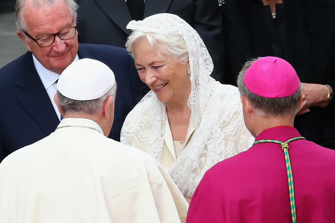 El Papa Francisco junto al rey Alberto II (izquierda) y a la reina Paola de Bélgica después de la canonización en la que Juan Pablo II el 27 de abril de 2014 en el Vaticano.