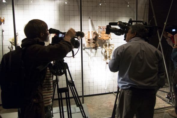 La muestra incluye tres corsés artísticos, uno de ellos diseñado en cuero por el artista Jean Paul Gaultier para la firma japonesa Comme des Garçons, dedicados a la memoria de la pintora.